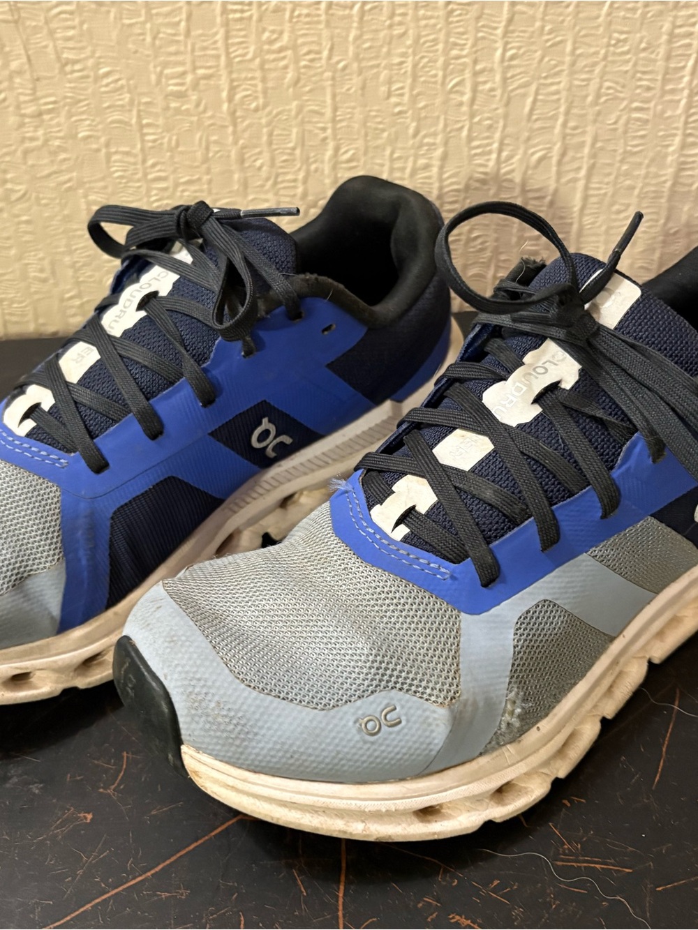 On Cloud Running Navy and Light Blue Sneakers (SIZE 7.5W)